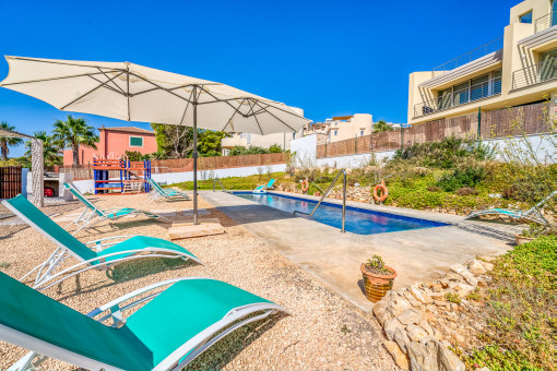 Außenbereich mit Pool und Sonnenterrassen