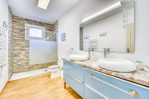 Eines von drei Badezimmer