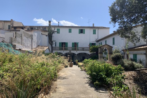 Großzügiges Stadthaus mit Garten und Blick zur Tramuntana zum Renovieren in bester Lage von Consell
