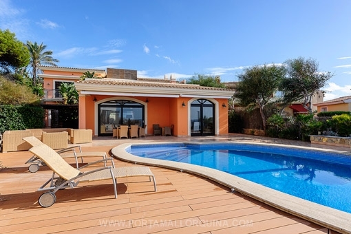 Villa im mediterranen Stil mit Pool und direktem Meerzugang in Santa Ponsa