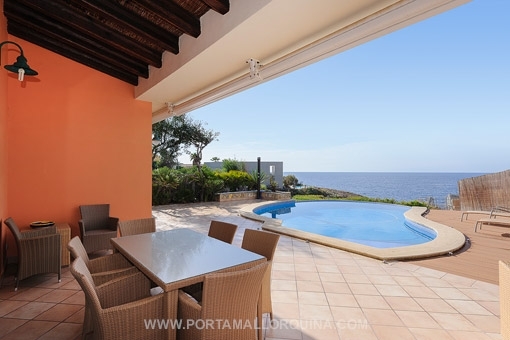 Poolbereich mit Meerblick