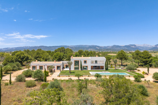 Exklusive Neubaufinca mit Blick auf das Tramuntana-Gebirge in Santa Maria