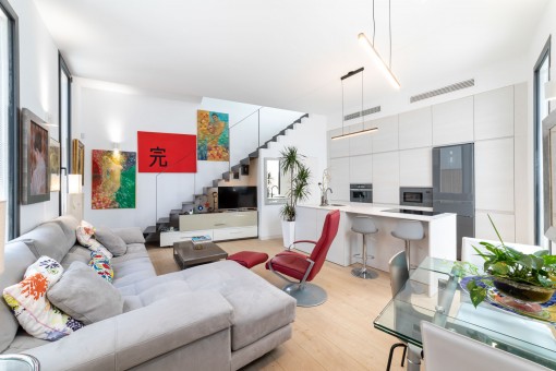 Duplex-Einfamilienhaus im minimalistischen Design mit Parkplatz und Dachterrasse in Meeresnähe