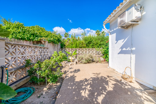 Terrasse und kleiner Garten