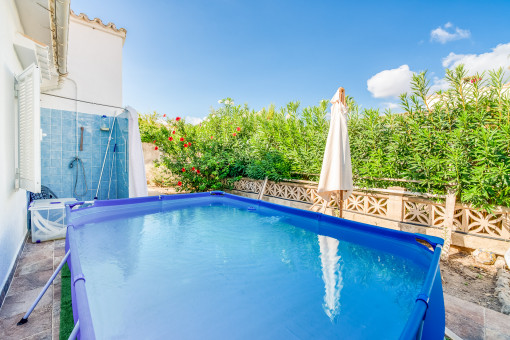 Terrasse mit Pool und Außendusche