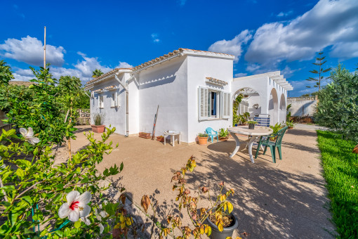 Große Terrassen umgeben das Haus