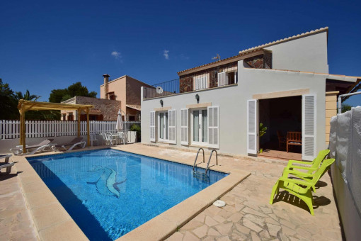Mediterrane Villa mit Ferienvermietungslizenz und Pool in beliebter Lage von Cala Llombards