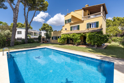 Familienfreundliche Villa mit Pool und herrlichem Meerblick in privilegierter Lage von Cas Catalá