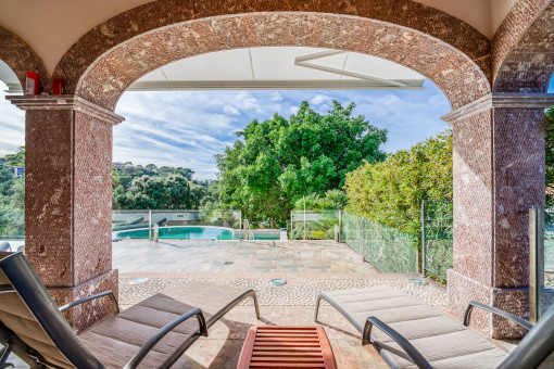 Überdachte Terrasse mit Poolblick