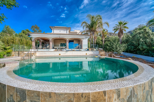Villa und Pool