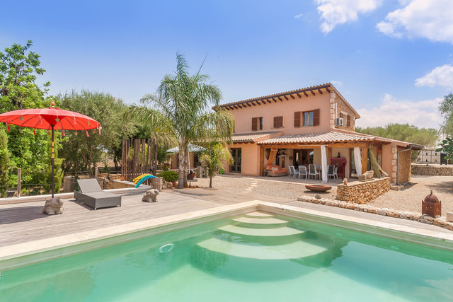 Schöne rustikale Finca im besonderen Stil mit Gästehaus und schönem Weitblick in Llubi