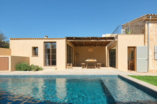Pool und überdachte Terrasse