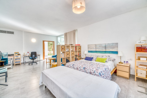 Großes Schlafzimmer im Erdgeschoss