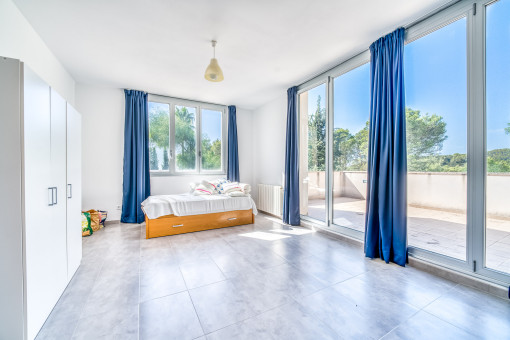 Lichtdurchlutetes Schlafzimmer mit Dachterrasse