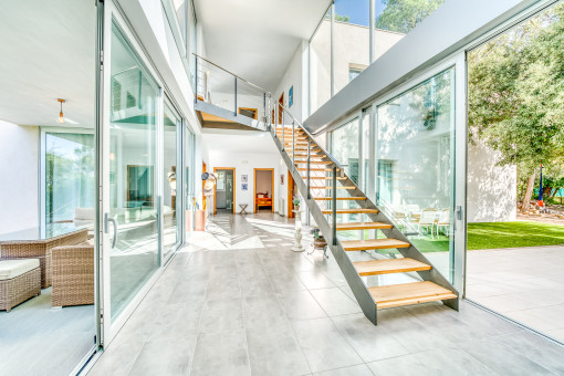 Stylische und verglaste Galerie