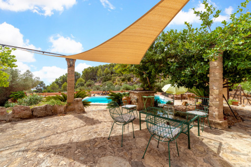 Idyllische Terrasse neben dem Pool