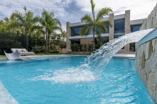 Wasserfall im Pool