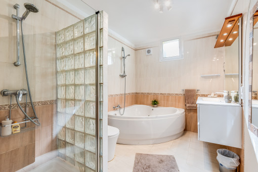 Badezimmer mit Badewanne