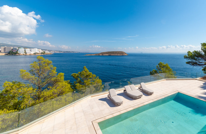 Moderne Villa in erster Meereslinie mit luxuriösem Design und Meerzugang in Cala Vinyes