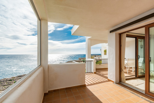 Überdachte Meerblick-Terrasse