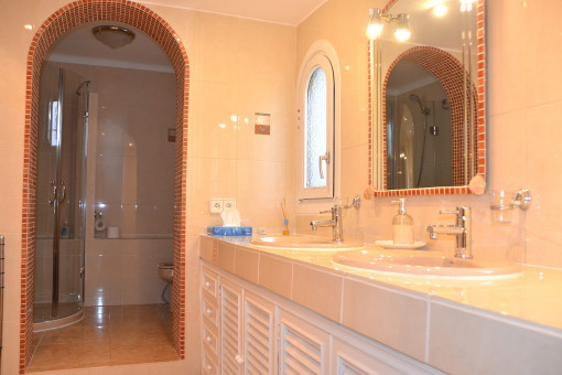 En-Suite Badezimmer mit Dusche