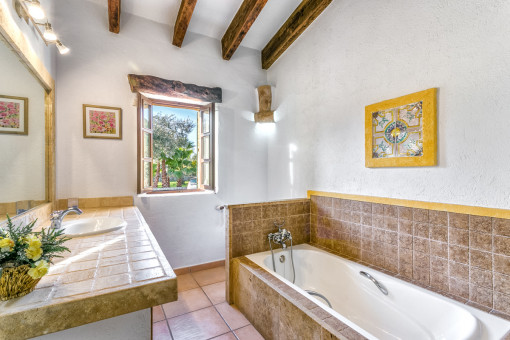 Mediterranes Badezimmer mit Badewanne