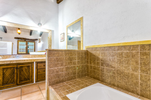 Die Villa bietet 2 Badezimmer