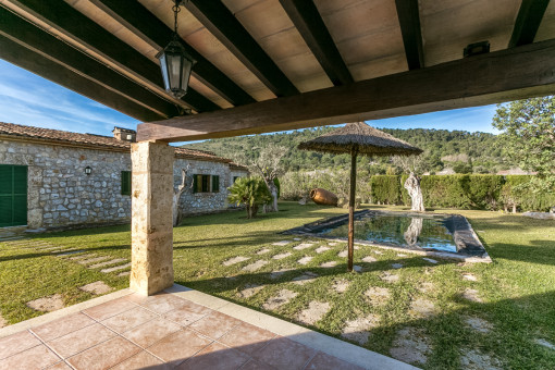 Überdachte Terrasse neben dem Poolbereich