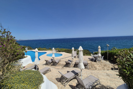 Helle Erdgeschosswohnung mit großer Sonnenterrasse, Gemeinschaftspool in erster Meereslinie und direktem Meerzugang in Cala Vinyas