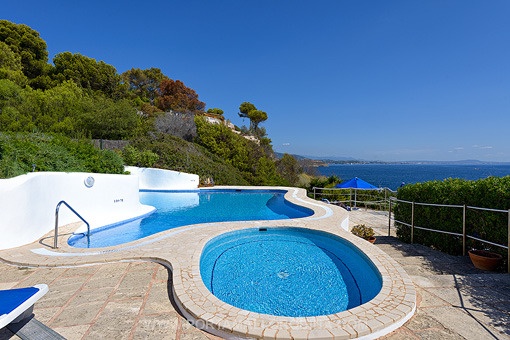 Helle Erdgeschosswohnung mit großer Sonnenterrasse, Gemeinschaftspool in erster Meereslinie und direktem Meerzugang in Cala Vinyas