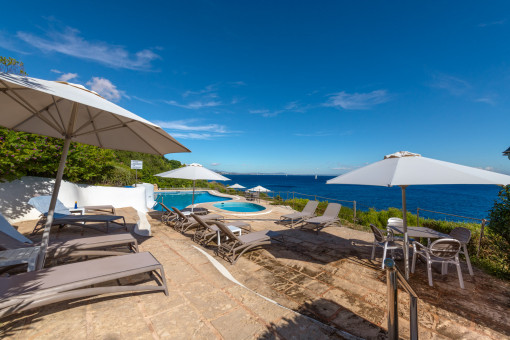 Sonnenterrasse an den Klippen