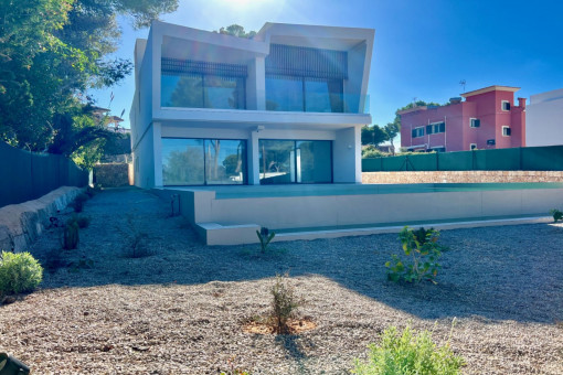 Luxuriöse Neubauvilla mit Meerblick in Son Veri Nou fußläufig zum Strand und Yachthafen