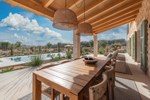 Überdachte Terrase mit Bergblick
