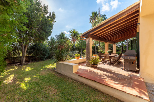 Bezaubernde Terrasse mit Garten