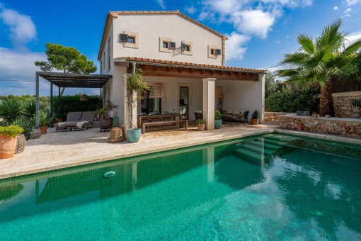 Wundervolle, moderne Villa mit Pool und mediterranem Garten fußläufig zum Strand in Cala Llombards