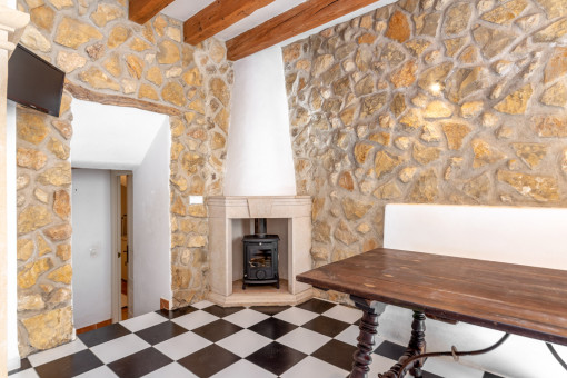 Essbereich mit Kamin und Natursteinwand