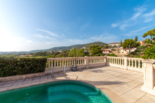 Poolbereich mit Ausblick