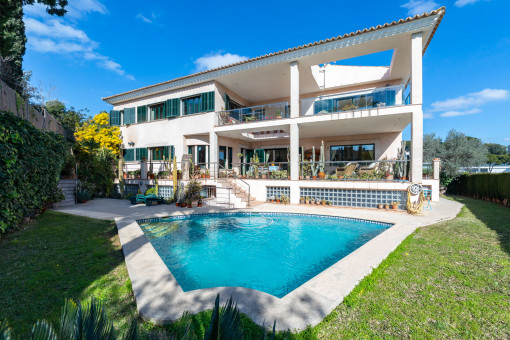 Traditionelle Familienvilla in Son Dureta mit Pool, Garten und Blick über die Stadt und die Bucht von Palma