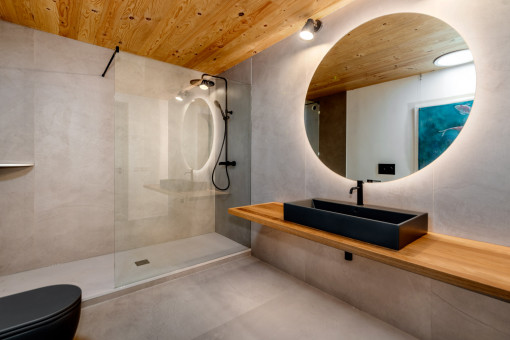 Eines von 2 modernen Badezimmern mit ebenerdiger Dusche