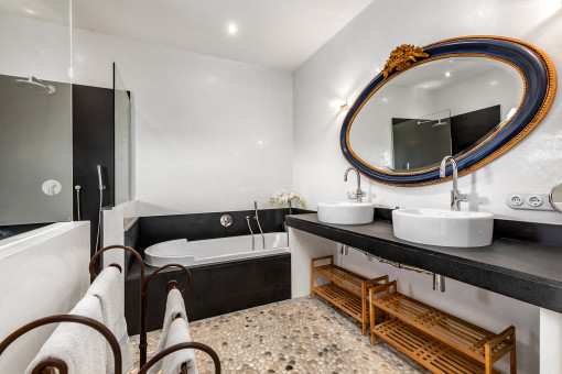 Badezimmer mit Badewanne und Dusche