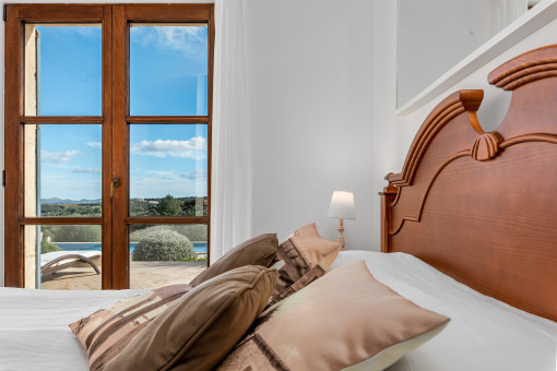 Blick zum Pool aus dem Bett