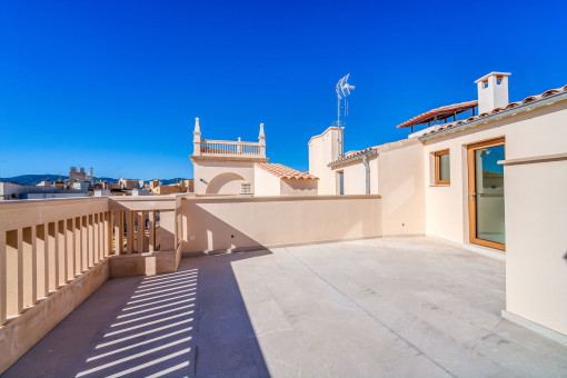 Hochqualitatives Neubau Duplex-Penthouse mit Parkplatz und Dachterrasse in Palma