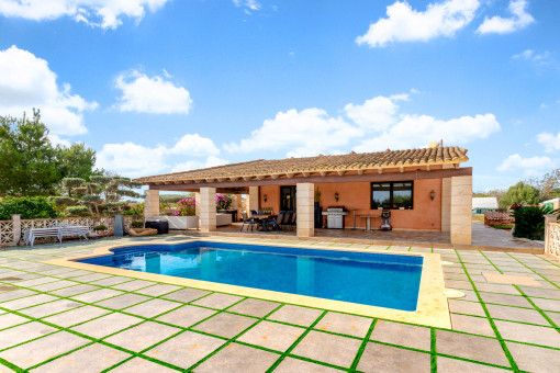 Finca und Poolbereich