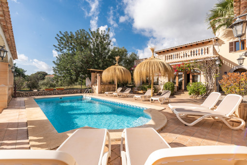 Blick vom Pool zum Haus