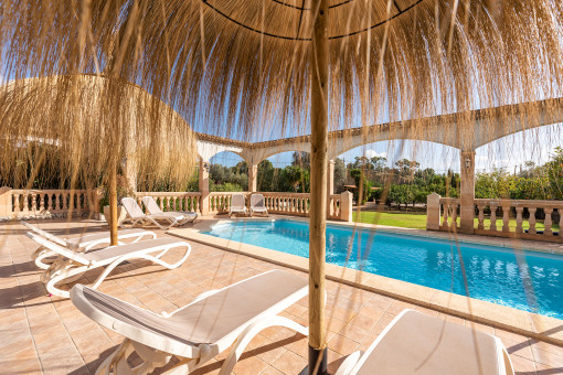 Pooloase mit Blick in den Garten