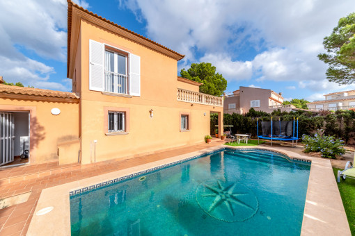 Großzügige Villa mit Pool und Meerblick in Bahia Azul