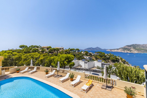 Blick über den Poolbereich aufs Meer