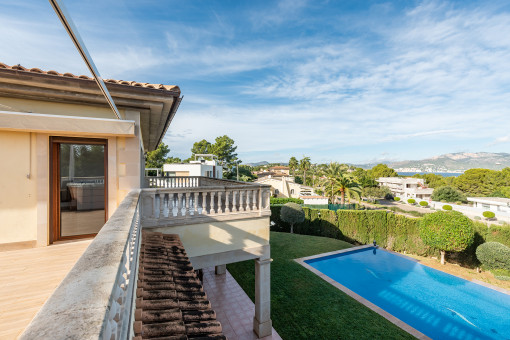 Schicke Familien-Villa mit großem Garten und Blick auf die Bucht von Santa Ponsa