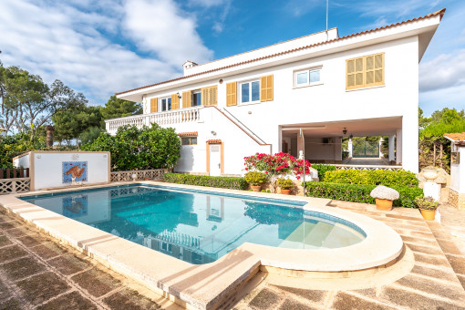 Charmante Villa im mediterranen Stil und viel Potenzial  in bester Lage von Santa Ponsa