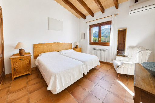 Helles Schlafzimmer mit Bergblickfenster